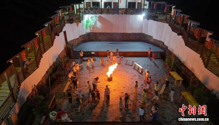Nighttime tea-themed gathering (source: China News Service)