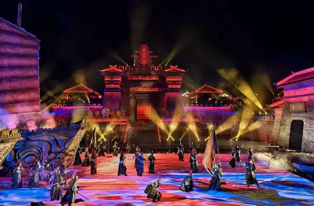 Nighttime live performance in Yangloudong Ancient Town