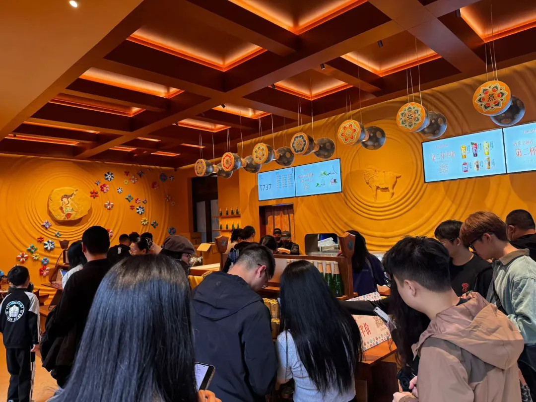 New-style tea shop crowded inside a scenic area